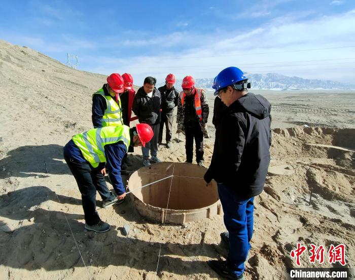 圖為施工人員檢查樁基護(hù)筒中心位置?！⒁婧?攝