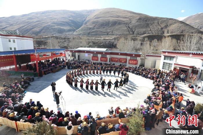 圖為匯報演出現(xiàn)場?！愔闈扇?攝