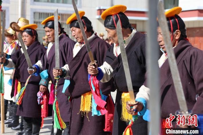 圖為藝人們手持藏刀表演加麻百·甲江?！愔闈扇?攝