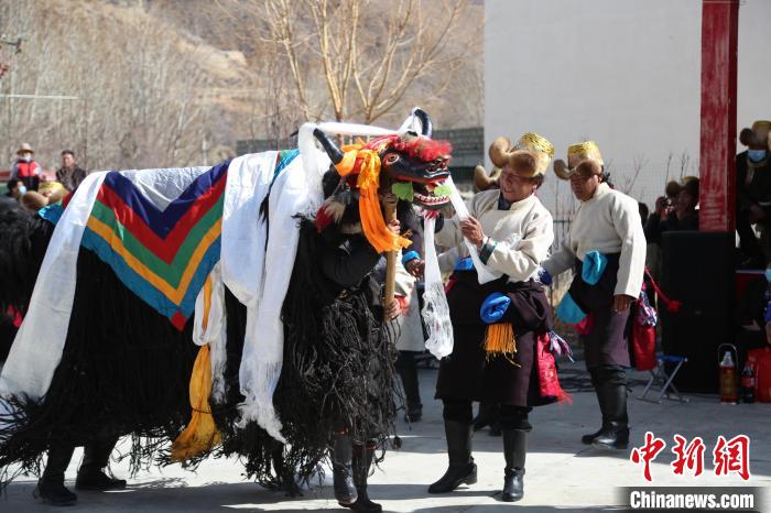 圖為民間藝人表演加麻百·甲江?！愔闈扇?攝