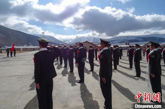 雪山下，退役士兵向軍旗敬軍禮?！±顚W(xué)文 攝