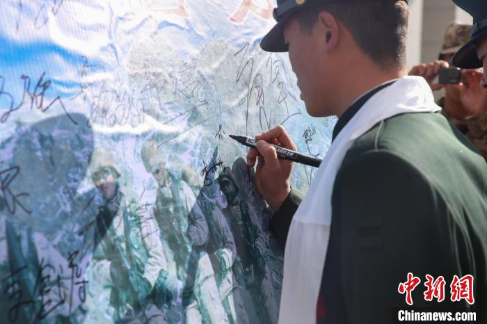 退役士兵簽名留念?！⒖≥x 攝