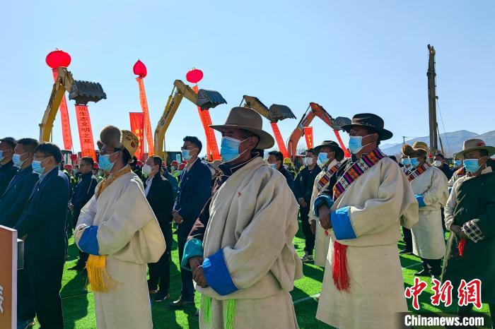 各方代表參加集中開(kāi)復(fù)工儀式?！∧岈斪扛?攝