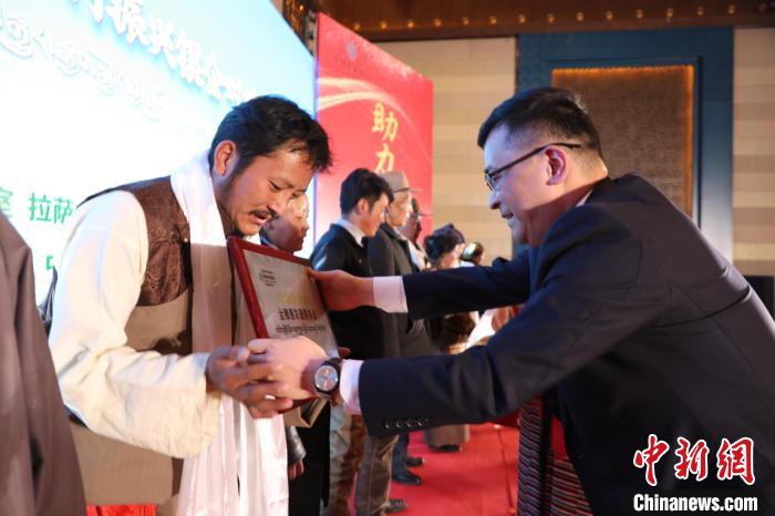 圖為拉薩市銀企對(duì)接洽談會(huì)現(xiàn)場(chǎng)?！「裆愔?攝