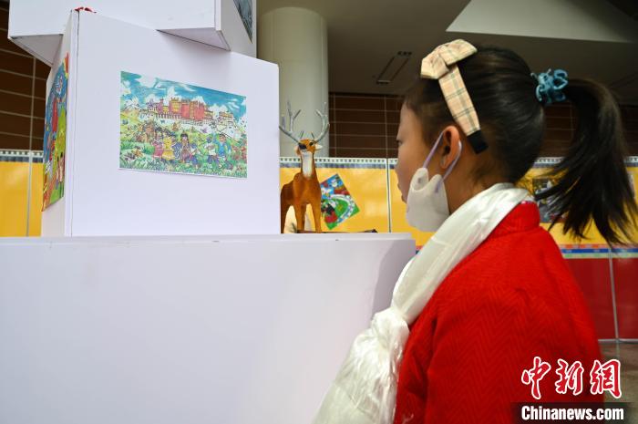 圖為學(xué)生參觀繪畫展?！≮w朗 攝