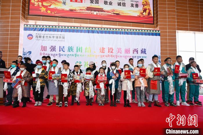 圖為部分獲獎(jiǎng)學(xué)生合影?！≮w朗 攝