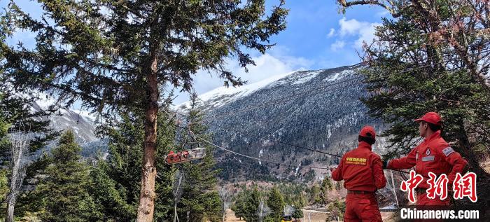 正在進行斜向救援。　西繞拉翁 攝