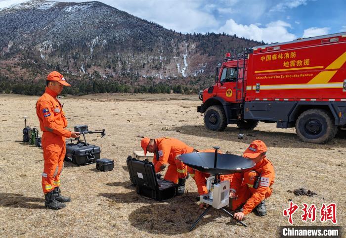 正在進行通信通聯(lián)訓練?！∥骼@拉翁 攝