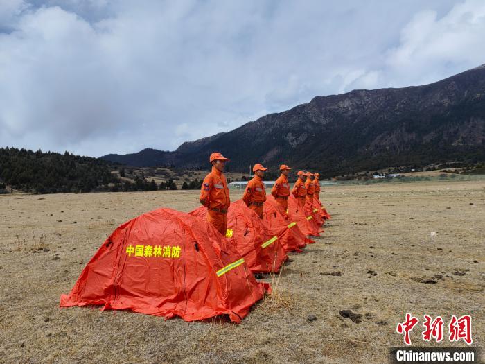 正在進行帳篷搭設(shè)?！∥骼@拉翁 攝
