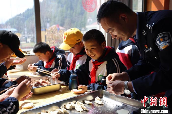 圖為亞東邊檢站民警與駐地小學(xué)生其樂融融包餃子?！『?攝