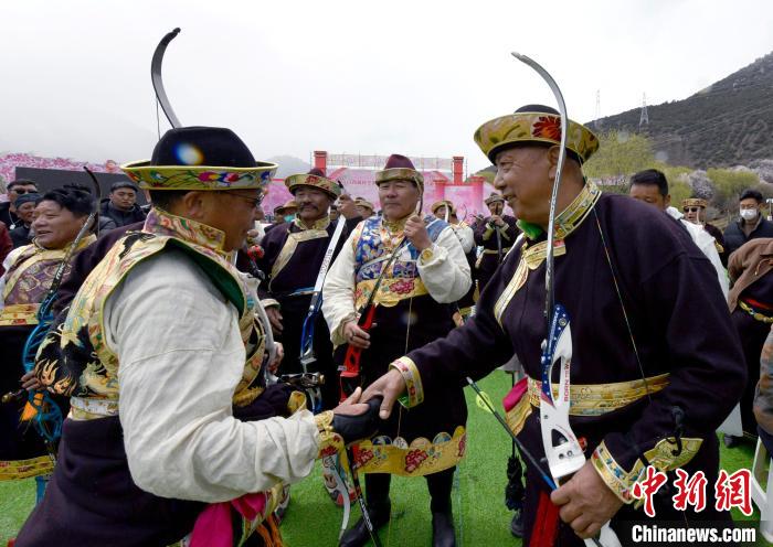 3月28日，選手射中靶心后慶祝?！±盍?攝