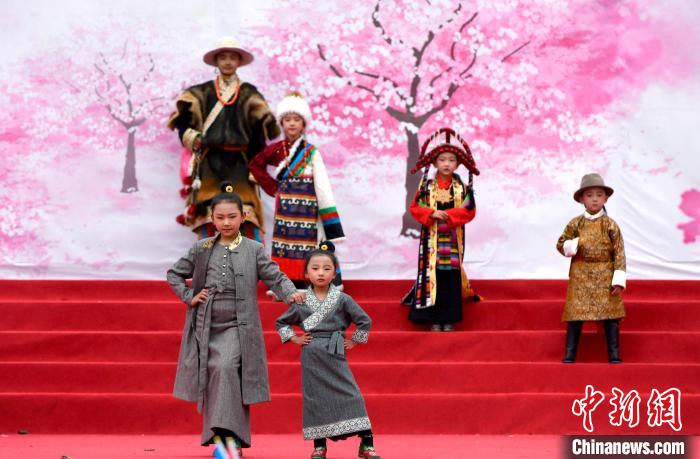 3月28日，西藏林芝第二十屆桃花旅游文化節(jié)開幕式上的文藝表演?！±盍?攝