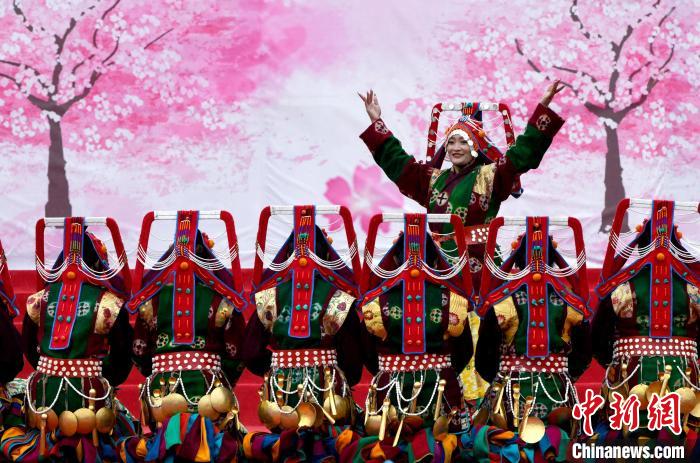 3月28日，西藏林芝第二十屆桃花旅游文化節(jié)開幕式上的文藝表演?！±盍?攝