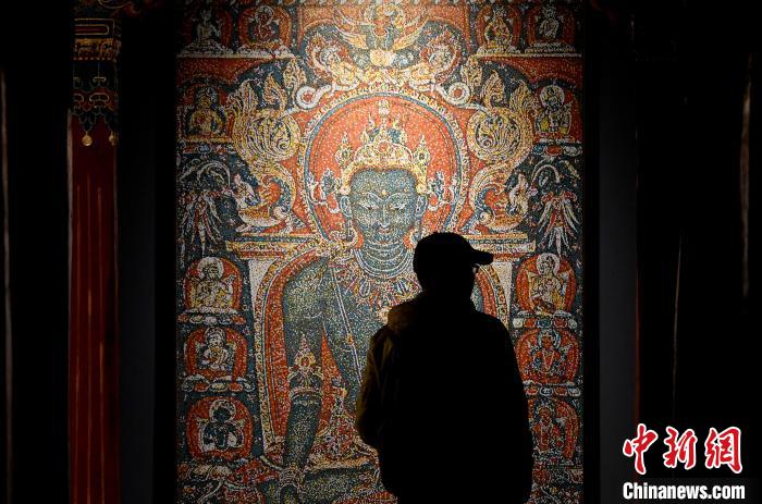 3月31日，觀眾欣賞展覽中的作品?！±盍?攝