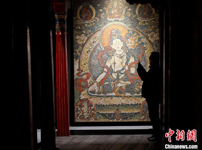 3月31日，觀眾欣賞展覽中的作品?！±盍?攝