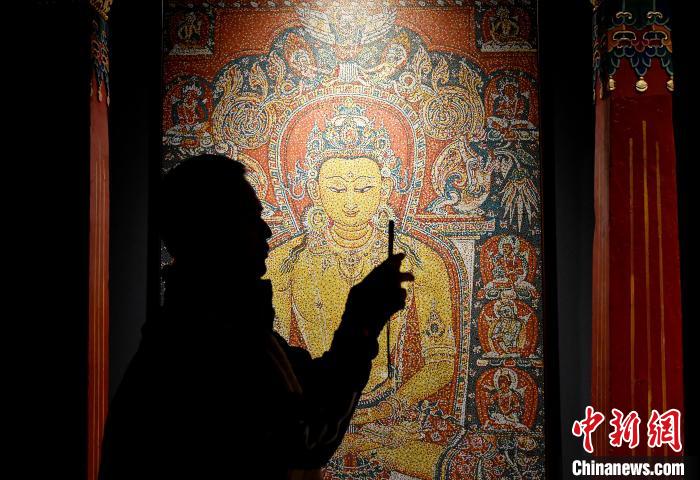 3月31日，觀眾欣賞展覽中的作品?！±盍?攝