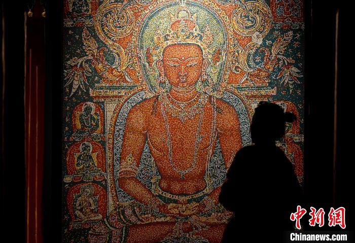 3月31日，觀眾欣賞展覽中的作品?！±盍?攝