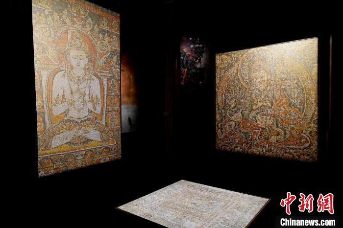 3月31日，觀眾欣賞展覽中的作品。　李林 攝