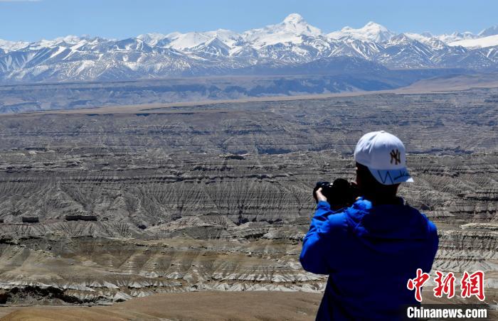 4月5日，游客在觀景臺(tái)拍攝札達(dá)土林?！±盍?攝
