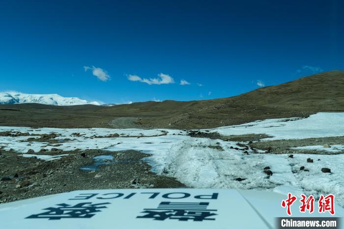 4月5日，普瑪江塘邊境派出所巡邏車通過(guò)冰河路段?！〗w波 攝