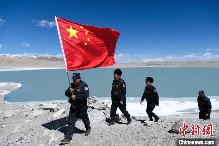 4月5日，普瑪江塘邊境派出所民輔警進(jìn)行邊境巡邏。　江飛波 攝
