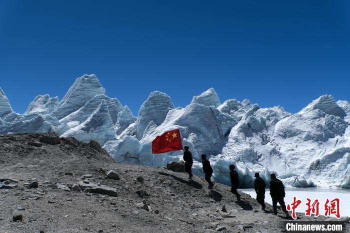 4月5日，普瑪江塘邊境派出所民輔警巡邏至四零冰川附近?！〗w波 攝