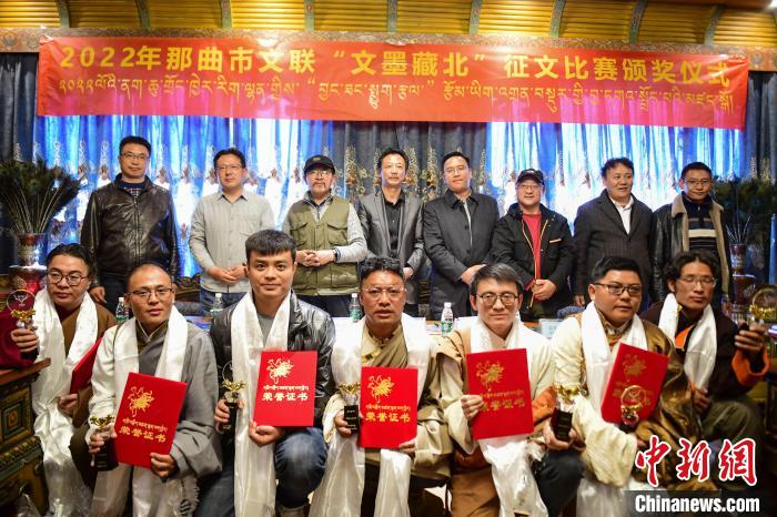 圖為獲獎人員合影留念?！∝暩聛硭?攝