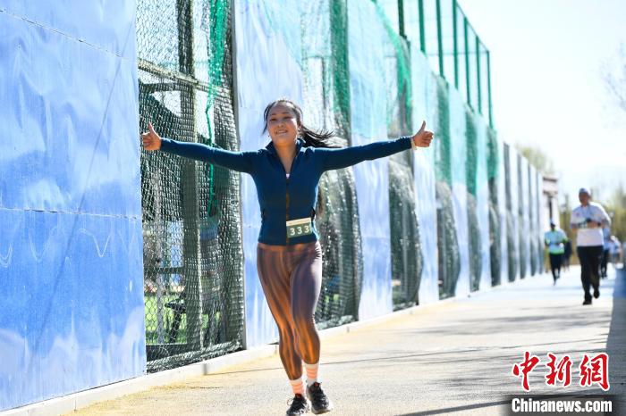 圖為5公里歡樂(lè)跑現(xiàn)場(chǎng)?！∝暩聛?lái)松 攝