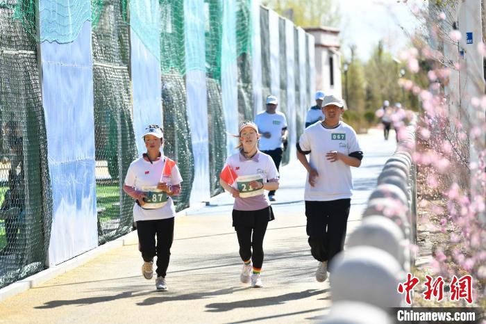 圖為5公里歡樂(lè)跑現(xiàn)場(chǎng)?！∝暩聛?lái)松 攝