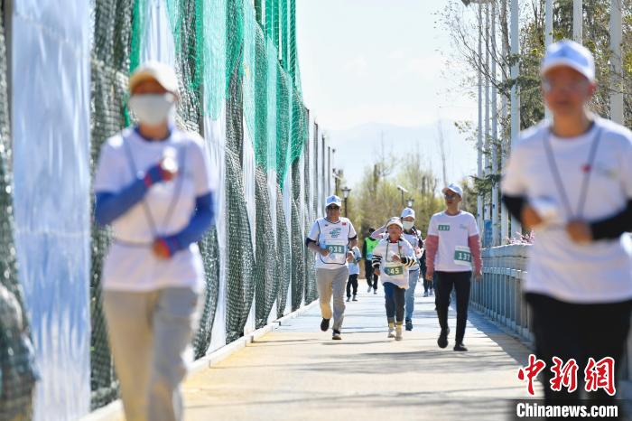 圖為5公里歡樂(lè)跑現(xiàn)場(chǎng)?！∝暩聛?lái)松 攝