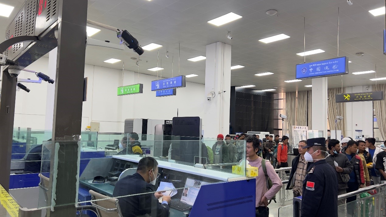 吉隆口岸移民管理警察正在查驗(yàn)護(hù)照。人民網(wǎng)記者 唐宋攝