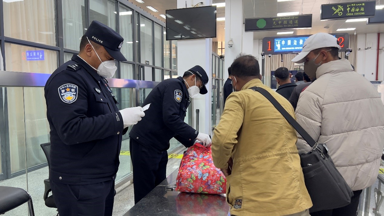 吉隆口岸移民管理警察正在對行李物品進(jìn)行檢查。人民網(wǎng)記者 唐宋攝