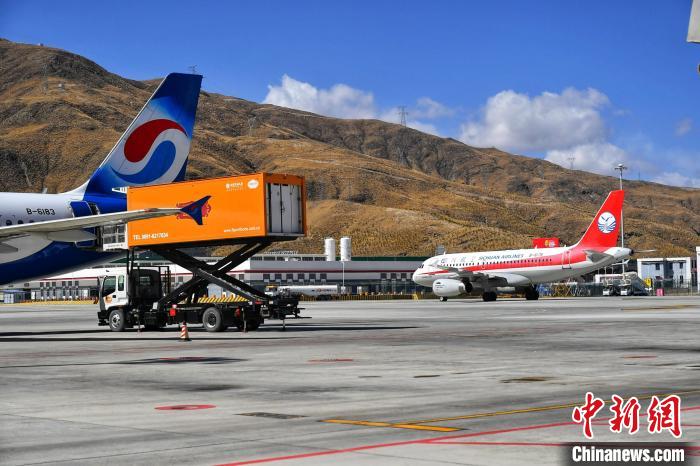 圖為藍天下的高原機場?！≈芎?攝