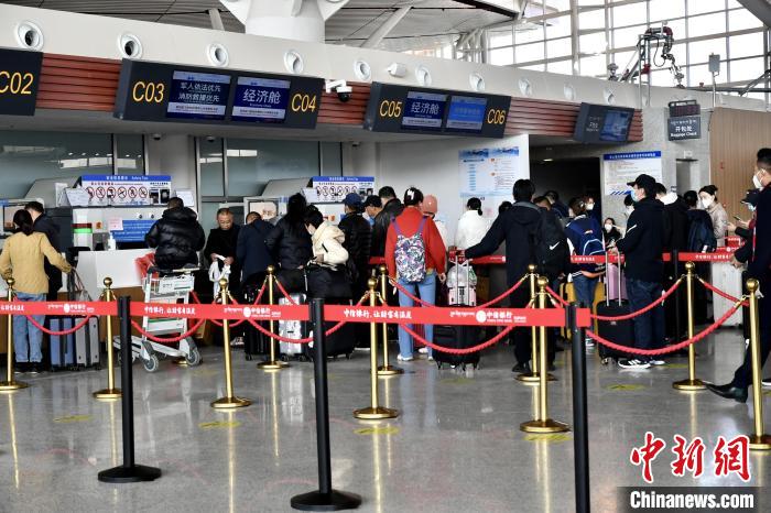 圖為旅客辦理登機手續(xù)?！≈芎?攝