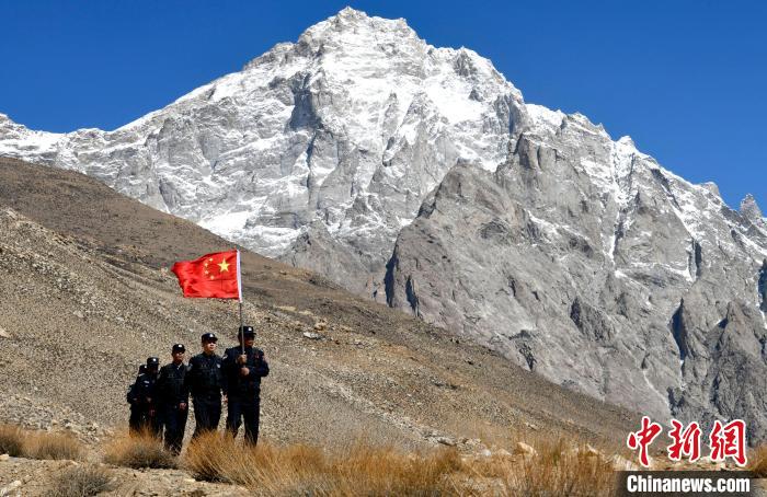 底雅邊境派出所民警夏永軍(右一)在巡邏中?！±盍?攝