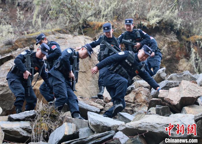 山南邊境管理支隊玉麥邊境派出所民警在邊境巡邏途中穿過亂石區(qū)?！∴嶇?攝