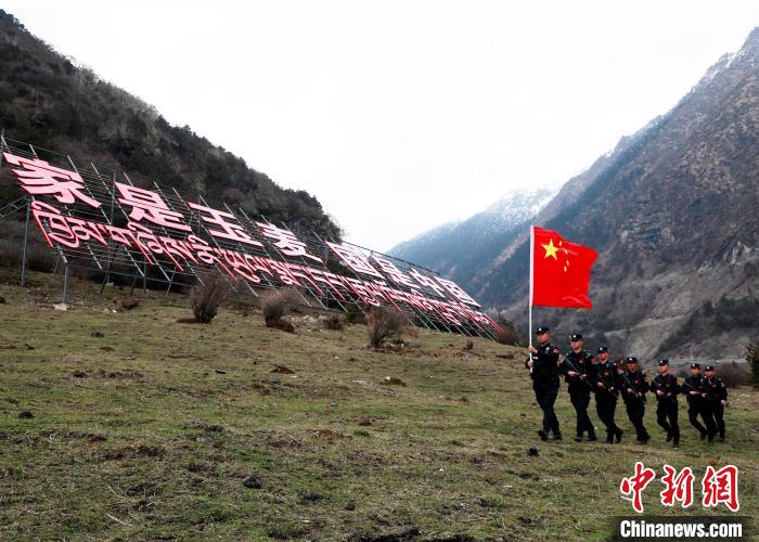 山南邊境管理支隊玉麥邊境派出所民警在轄區(qū)開展巡邏。　鄭琦山 攝