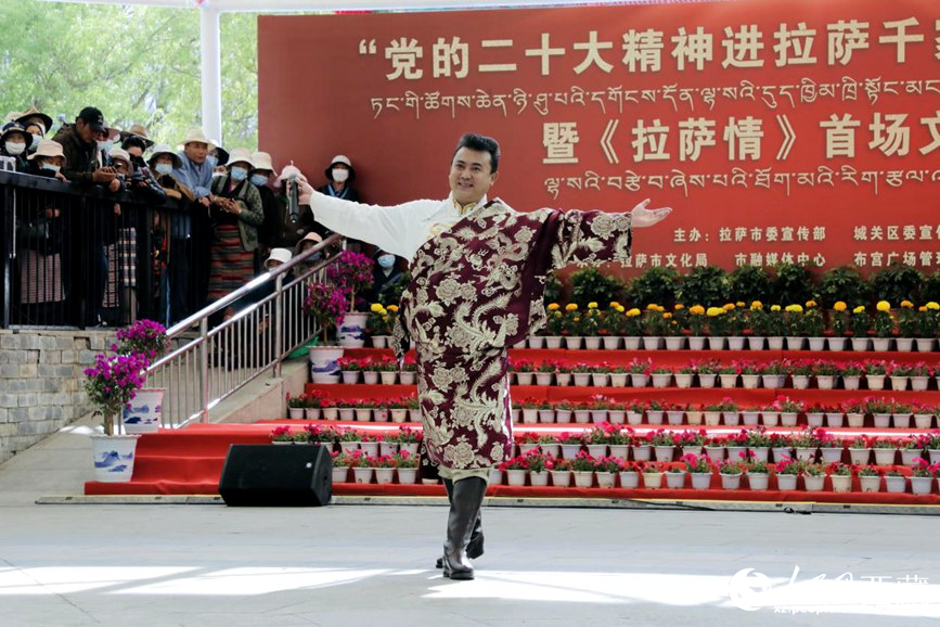 獻(xiàn)唱《夏爾巴》。人民網(wǎng) 次仁羅布攝