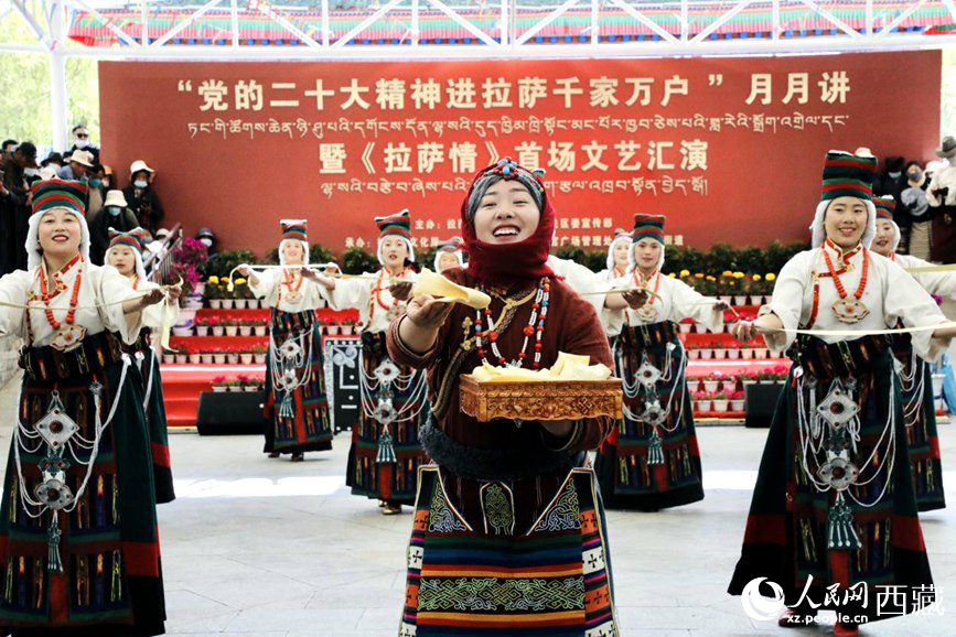 女子群舞《拉拉脫貧之路》。人民網(wǎng) 次仁羅布攝