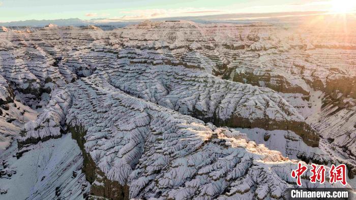 圖為參展攝影師拍攝的西藏阿里札達(dá)土林雪后風(fēng)光?！≈鬓k方 供圖