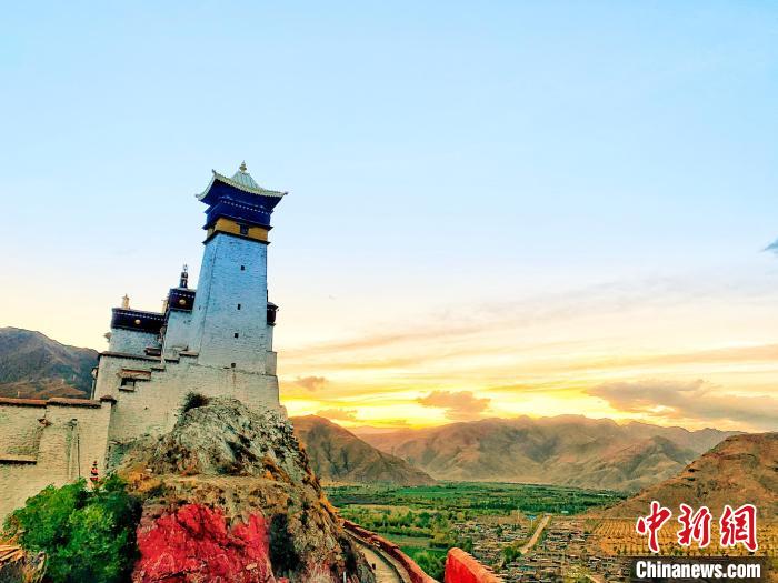 圖為西藏第一座宮殿——山南雍布拉康?！埼?攝