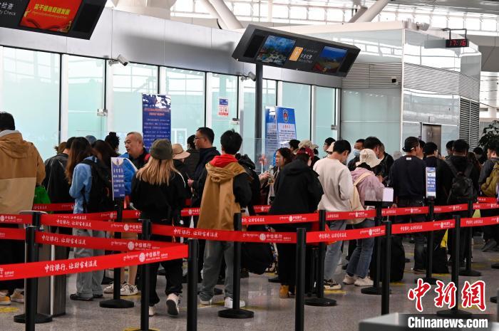 圖為“五一”期間，拉薩貢嘎機場旅客密集出行?！≡黝D珠 攝