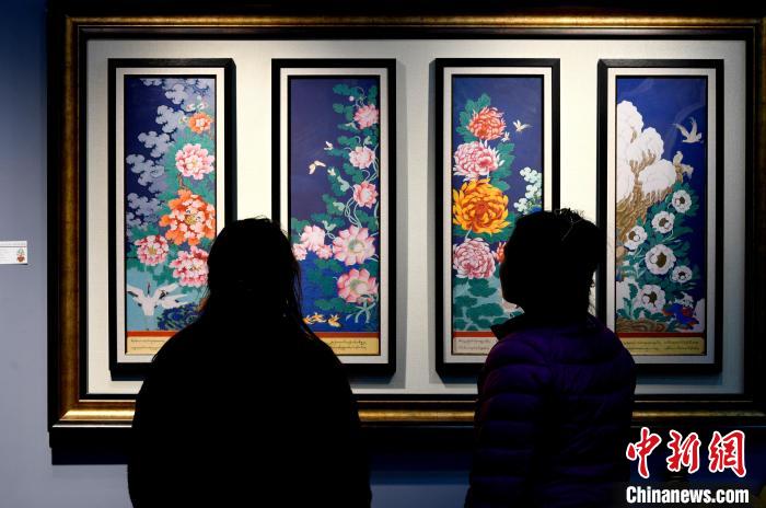 圖為5月16日，觀眾正在欣賞展覽中的新創(chuàng)唐卡作品?！±盍?攝