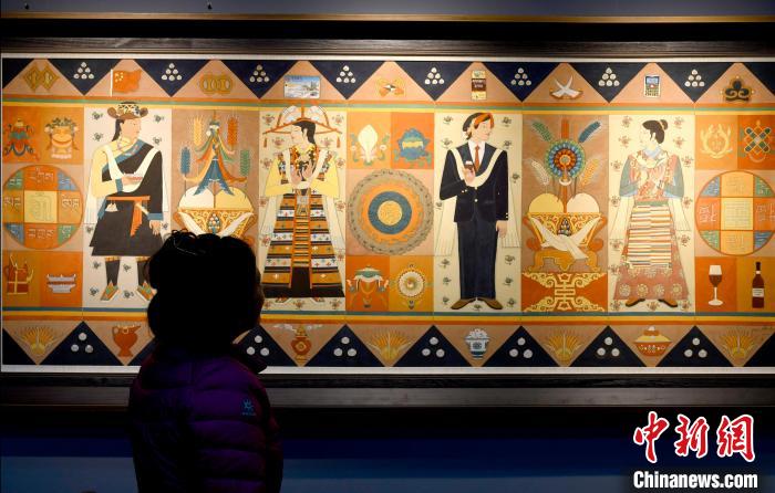 圖為5月16日，觀眾正在欣賞展覽中的新創(chuàng)唐卡作品?！±盍?攝