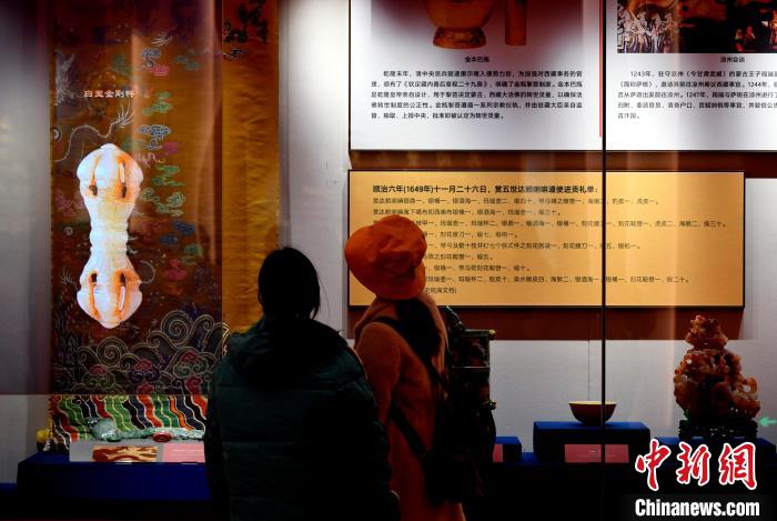 圖為5月18日，觀眾正在欣賞展覽?！±盍?攝