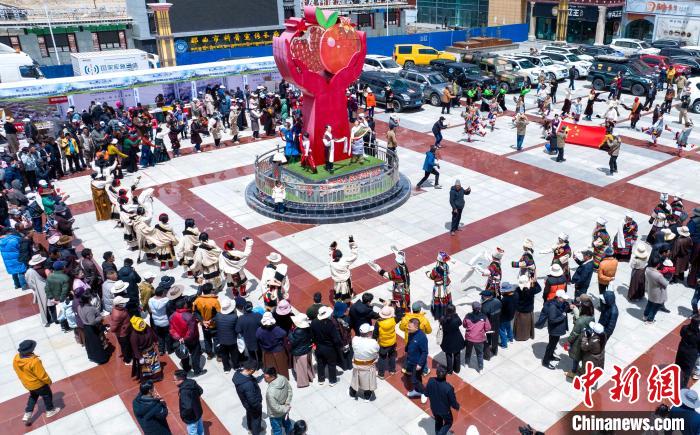 圖為“極地那曲 天際之旅”2023西藏那曲“中國(guó)旅游日”音樂(lè)美食嘉年華活動(dòng)現(xiàn)場(chǎng)。　那曲市文化和旅游局供圖