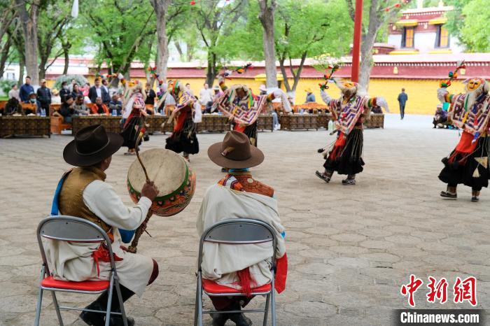 中國西藏發(fā)展論壇中外參訪嘉賓在拉薩羅布林卡觀藏戲、品卡塞