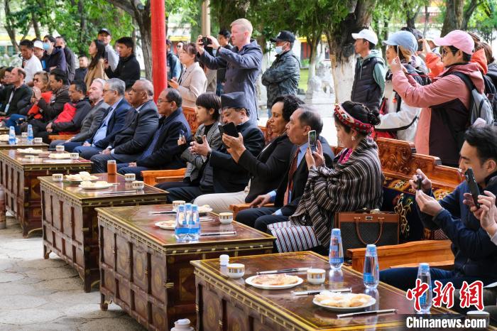 5月19日，中外嘉賓在羅布林卡和游客一起觀看藏戲?！〗w波 攝