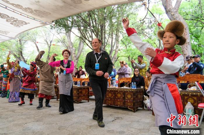 英國籍嘉賓柯馬凱(Michael Crook)加入鍋莊舞隊伍?！〗w波 攝