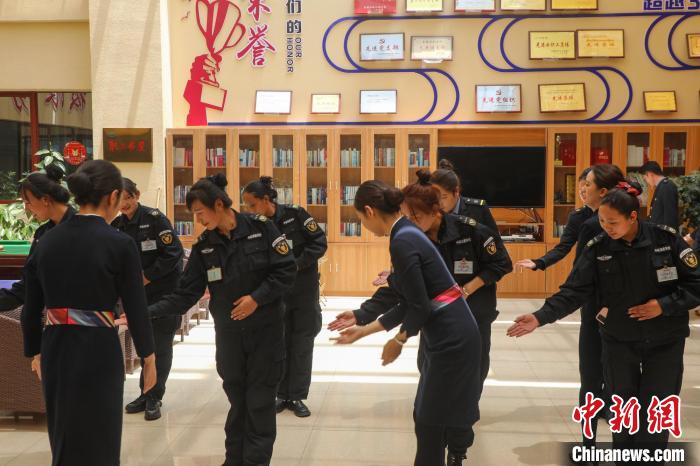 日喀則火車站客運人員學習服務禮儀?！《飞降?攝